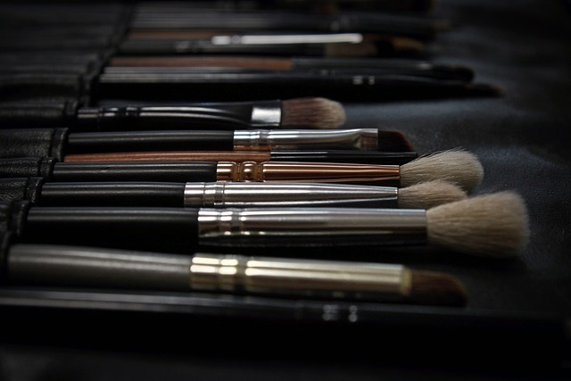 many makeup brushes