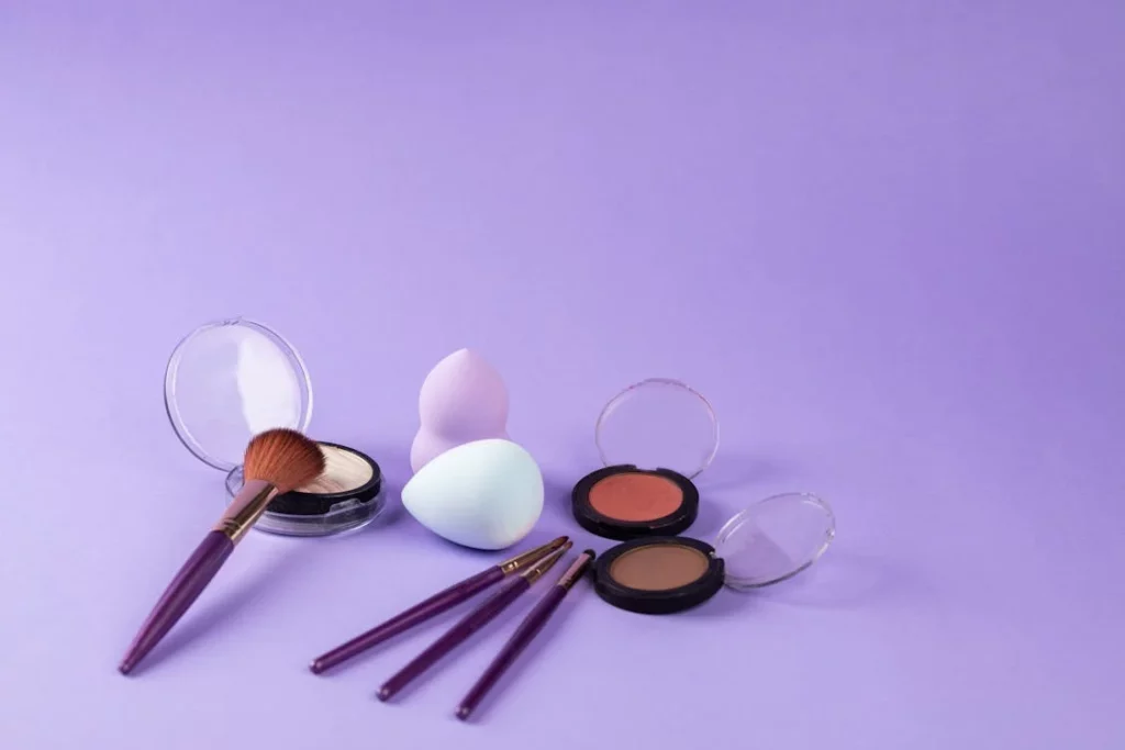 Tipps zum Auftragen der Grundierung mit dem Beauty Blender im Vergleich zum Kabuki-Pinsel