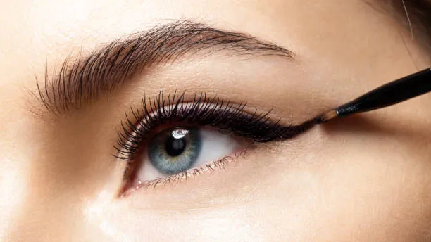 İnce uçlu göz makyaj fırçasıyla hassas siyah sıvı eyeliner uygulama.